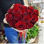 Букет Красные розы в крафте из 15 роз